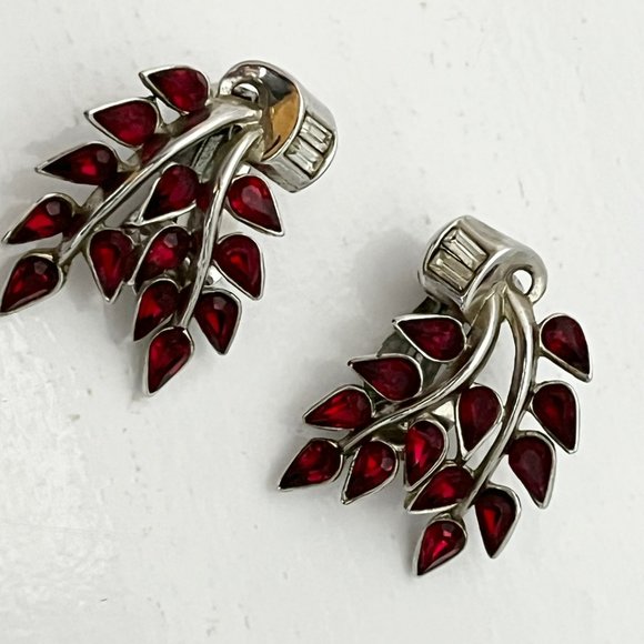 SIGNED CROWN TRIFARI Clip-On Earrings, Leaf Shaped Red Rhinestones Bezel Setting - Picture 6 of 8